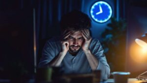 Schlafentzug: Ihr Gehirn löst unsichtbare Mikroschlafphasen mit irreversiblen Folgen aus
